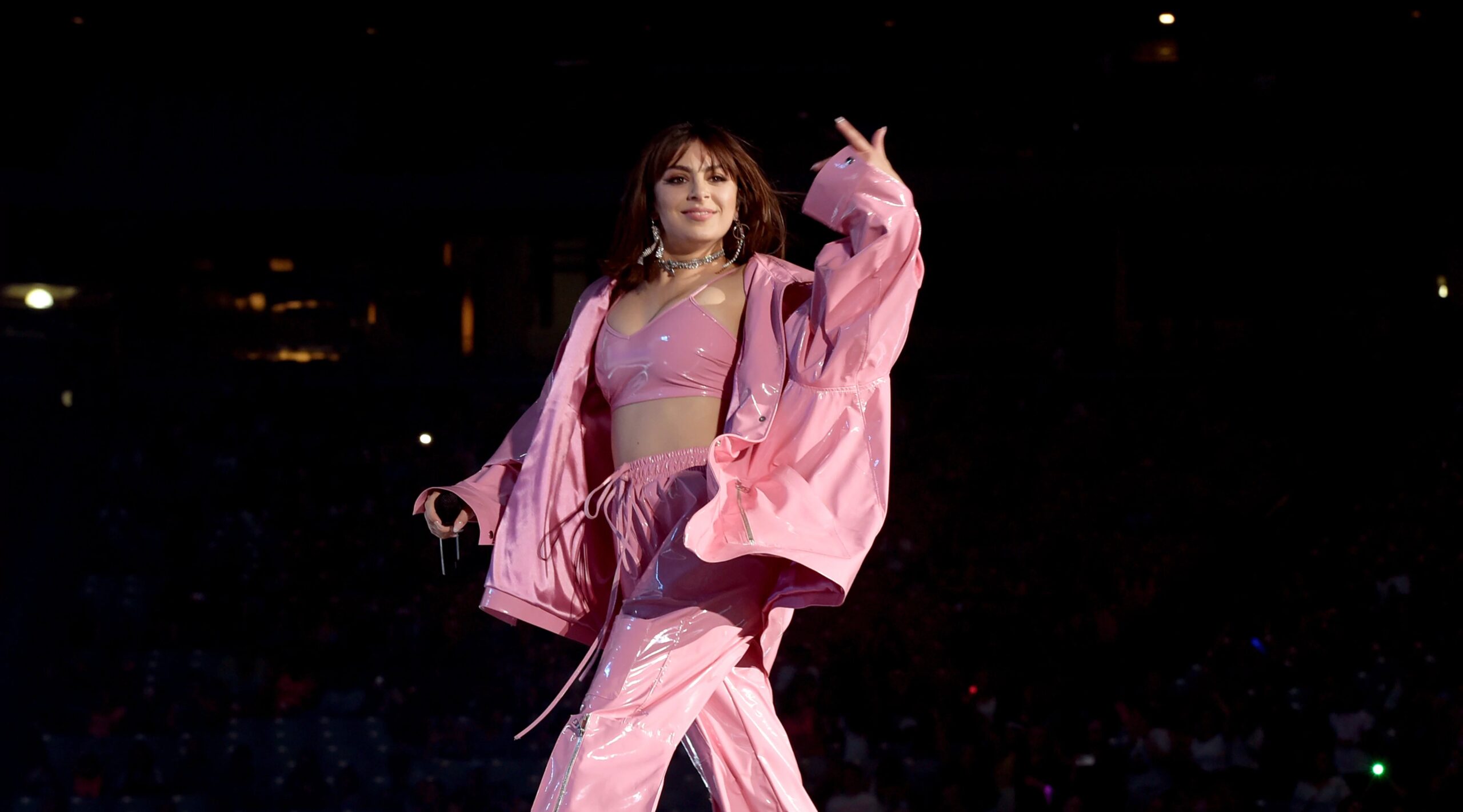 Charli XCX se cala sobre rumores de atrito com Taylor Swift em entrevista à Vanity Fair - Imagem do artigo