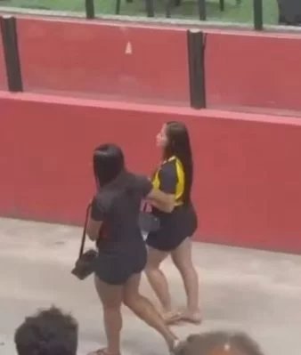 Torcedora flagra parceiro com suposta amante durante Sport x Ceará no Recife e deixa estádio ao lado da rival - Imagem do artigo