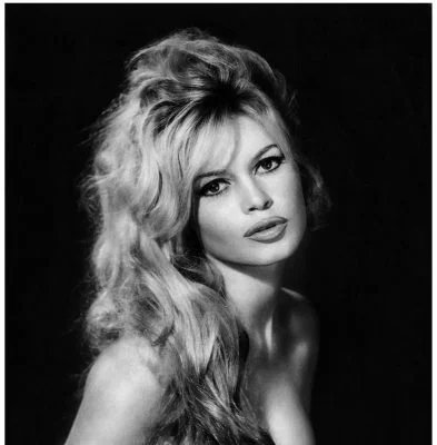 Brigitte Bardot, 91 anos, está internada há três semanas e passa por cirurgia de emergência no sul da França - Imagem do artigo