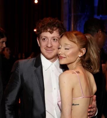 Fontes apontam crise no namoro de Ariana Grande e Ethan Slater e sinalizam cancelamento de planos de casamento - Imagem do artigo