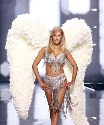 Bella Hadid diz que peso de asas de 22 kg causou desconforto no encerramento do Victoria’s Secret Fashion Show 2025 - Imagem do artigo