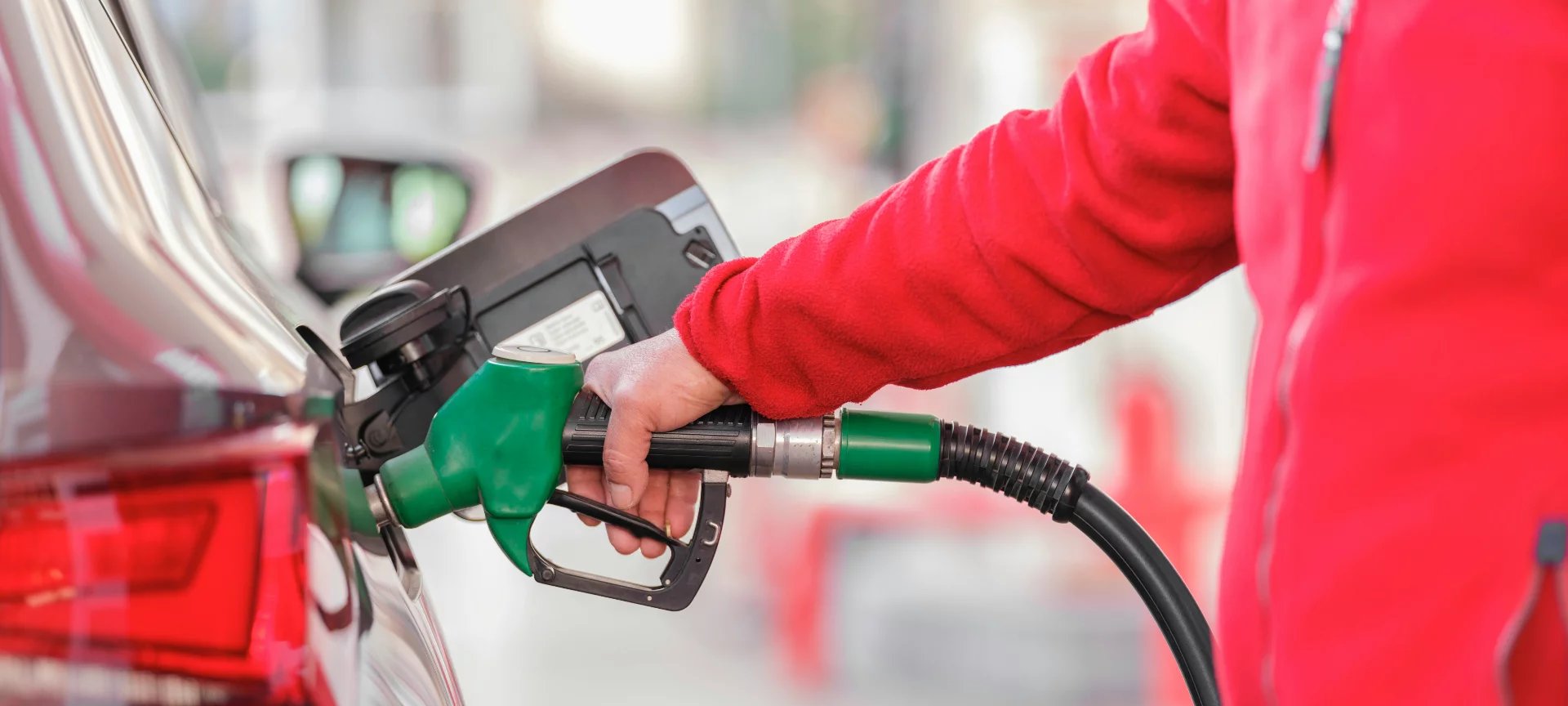 Polícia flagra postos que vendiam etanol misturado com metanol para produção clandestina de bebidas em SP - Imagem do artigo