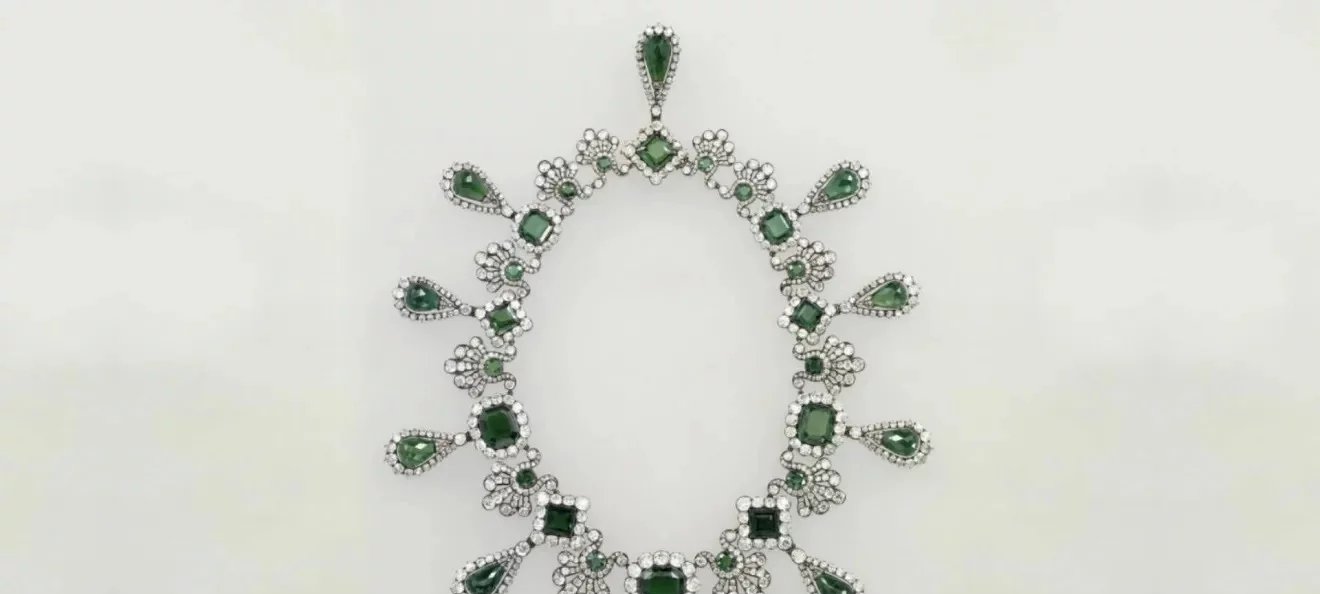 Vídeo revela ação de ladrões que levaram joias históricas do Louvre em sete minutos - Imagem do artigo