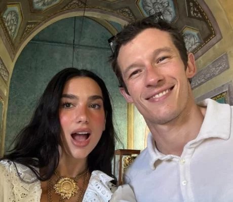 Callum Turner revela coincidência inusitada que marcou primeiro encontro com Dua Lipa - Imagem do artigo
