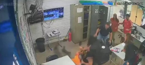 Pai de estudante desfere nove socos em professor dentro de escola no DF após advertência por uso de celular - Imagem do artigo