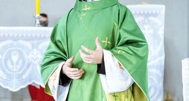 Padre invade estúdio de rádio e é acusado de agredir locutor de 83 anos durante transmissão em Bambuí (MG) - Imagem do artigo