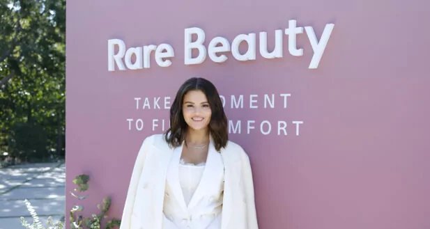 Rare Beauty, de Selena Gomez, é avaliada em US$ 2,7 bilhões e reforça posto da artista entre as bilionárias mais jovens - Imagem do artigo