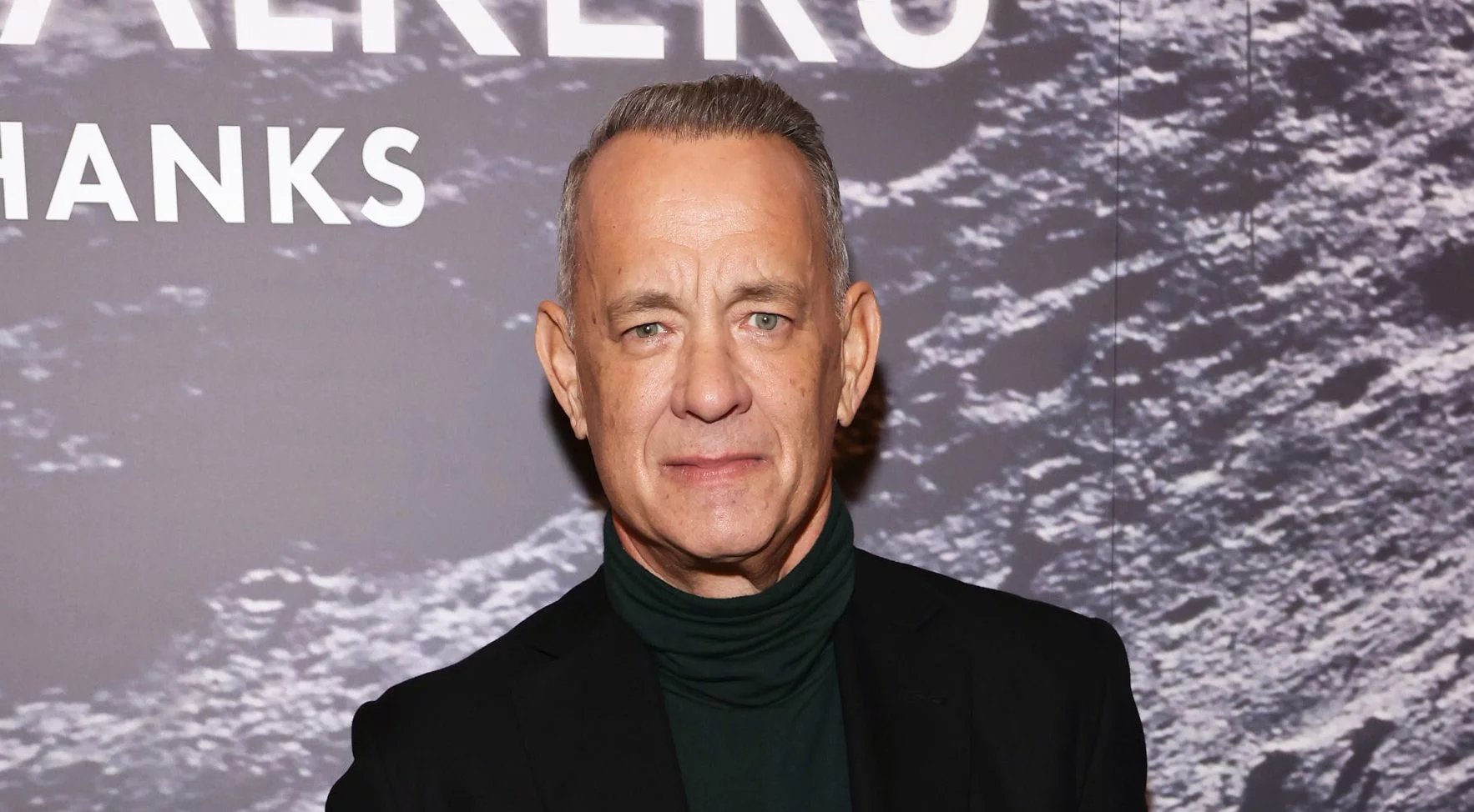 Tom Hanks é flagrado no metrô de Nova York após deixar cair a máscara e revelar identidade - Imagem do artigo