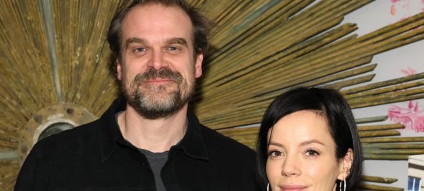 Lançamento de “West End Girl” leva fãs a redescobrirem bilhete de David Harbour para Lily Allen - Imagem do artigo original