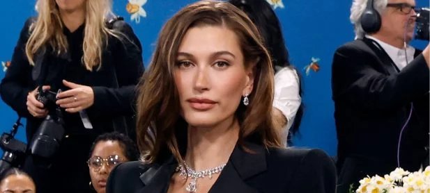 Hailey Bieber detalha rotina de cuidados com a pele e afirma que só cogita Botox após os 30 anos - Imagem do artigo