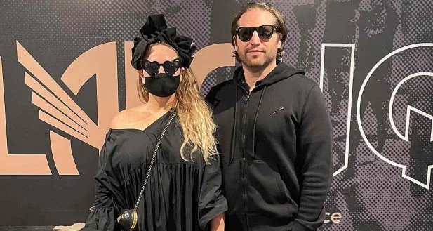 Sia e ex-marido travam disputa judicial pela guarda do filho com denúncias de uso de drogas e investigação por pornografia infantil - Imagem do artigo