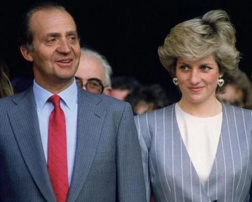 Ex-rei Juan Carlos rejeita boatos de romance com princesa Diana em livro de memórias - Imagem do artigo