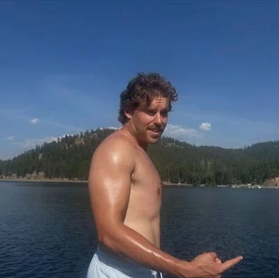 Christopher Schwarzenegger exibe mudança física após perder 13,6 kg - Imagem do artigo