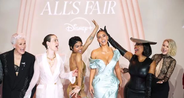 Kim Kardashian presenteia elenco de “Tudo É Justo” com kit de luxo e voucher para tratamento facial com esperma de salmão - Imagem do artigo