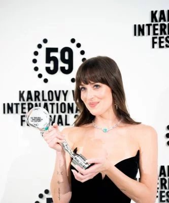 Dakota Johnson volta a sair com novos pretendentes cinco meses após término com Chris Martin, afirma revista - Imagem do artigo