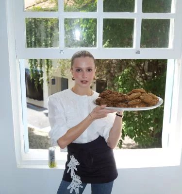 Isabella Scherer rebate críticas a salário de R$ 1,8 mil para auxiliar de cozinha em sua doceria - Imagem do artigo